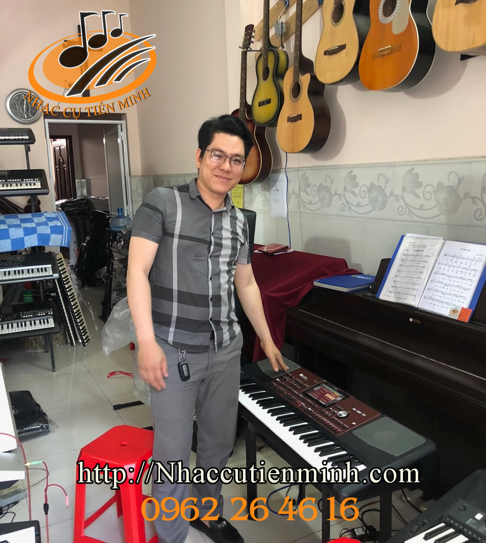 Khách mua đàn organ cao cấp tại Tiến Minh