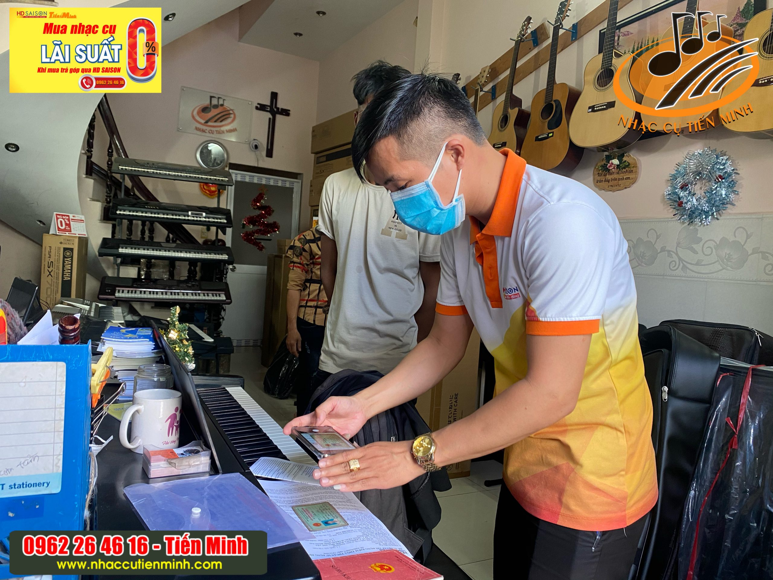 Khách đang làm thủ tục trả góp qua xét CMND và SHK